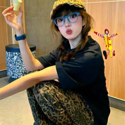 玄学大佬靠摆摊惊艳全球